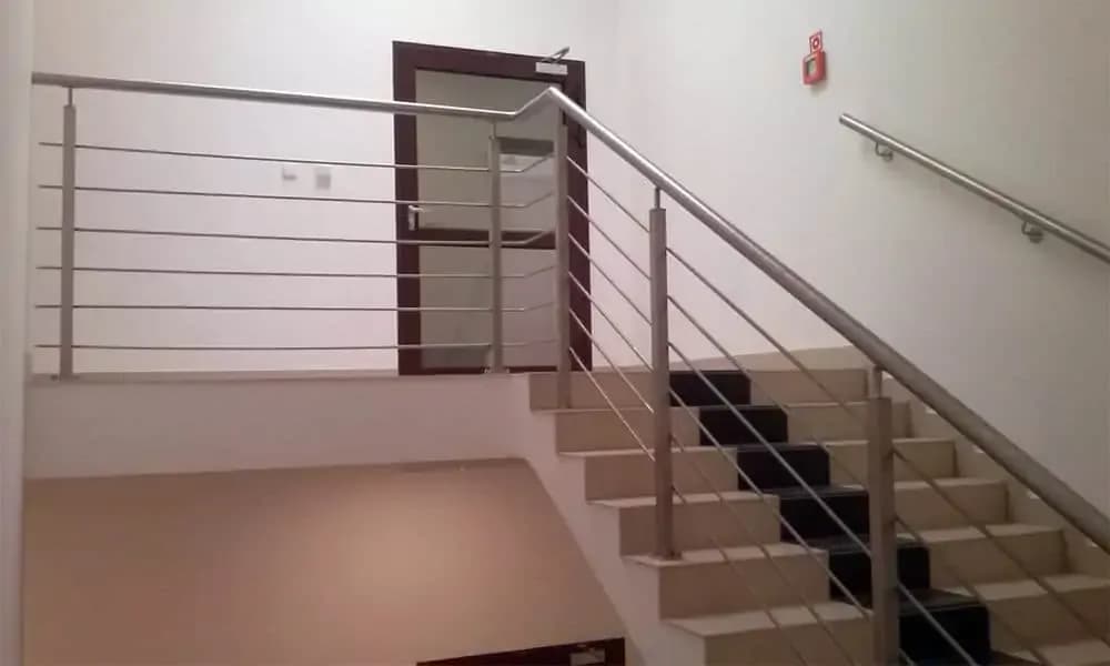 Skuteczne sposoby na czyszczenie balustrad ze stali nierdzewnej bez uszkodzeń