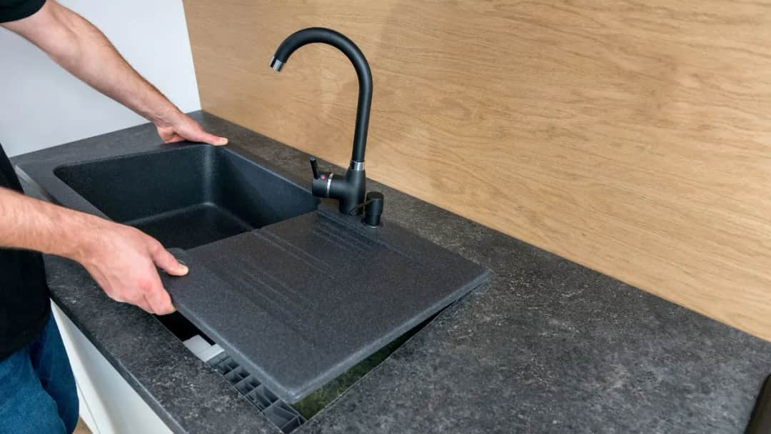 Jak zamocować zlewozmywak do szafki - uniknij najczęstszych błędów