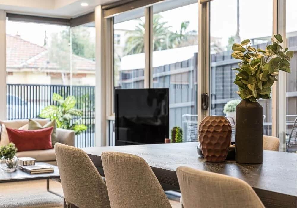 Czym przykryć stół w salonie, aby uniknąć zniszczeń i dodać stylu