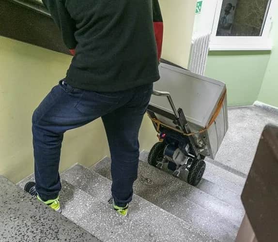 Jak wnieść pralkę po schodach bezpiecznie i uniknąć kontuzji Jak wnieść pralkę po schodach bezpiecznie i uniknąć kontuzji