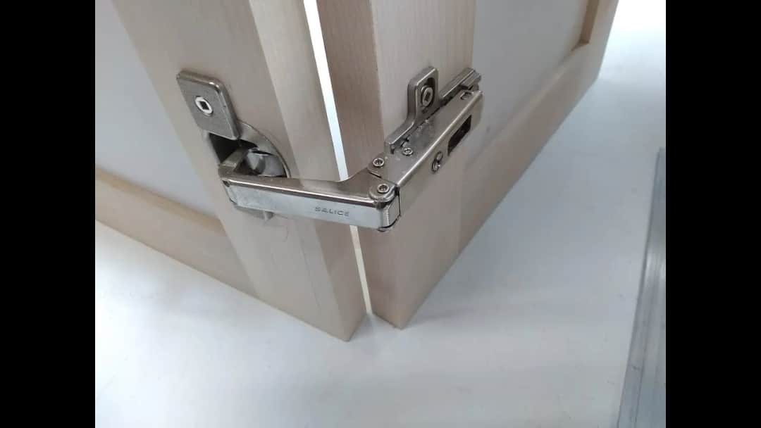 Jaki zawias do szafki narożnej? Wybierz najlepsze rozwiązanie dla siebie