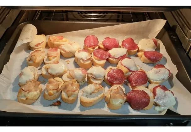 Co na stół na imprezę? Sprawdzone przepisy na pyszne przekąski