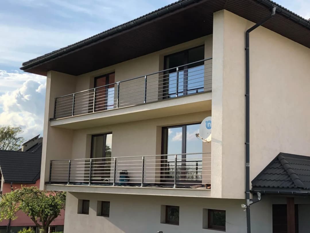 Jaka wysokość balustrady na balkonie zapewnia bezpieczeństwo dzieci?