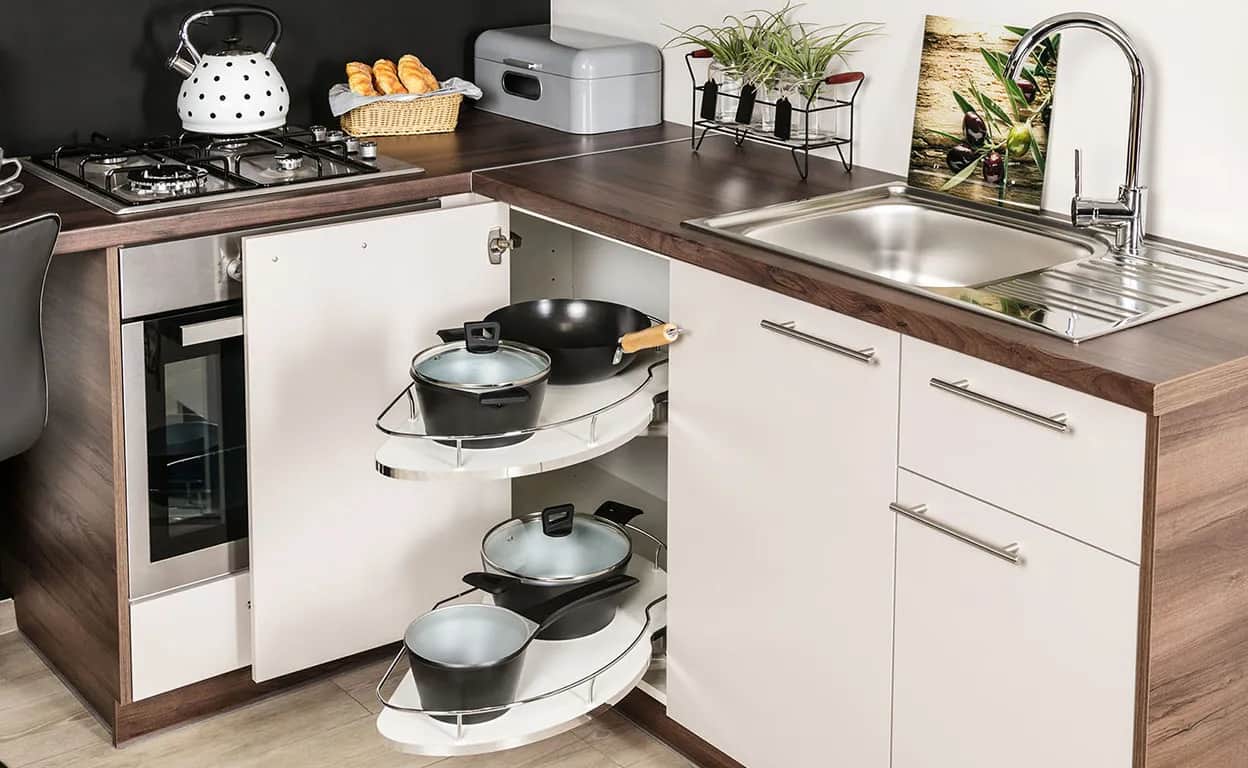 Jak zagospodarować szafki kuchenne, by uniknąć bałaganu i zyskać przestrzeń