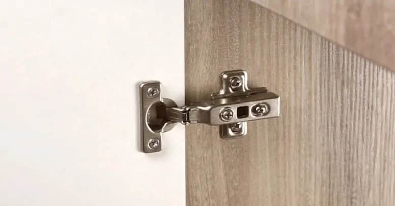 Jak wyregulować zawias w szafce, aby uniknąć problemów z drzwiami