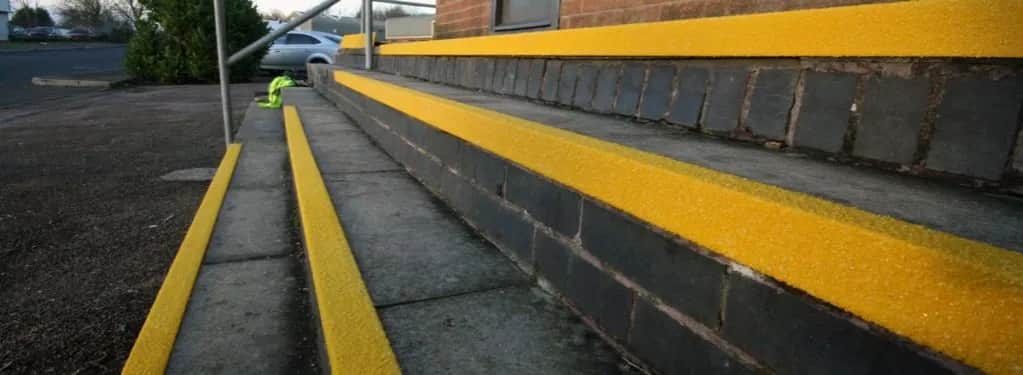 Skuteczne sposoby na schody zewnętrzne żeby nie były śliskie