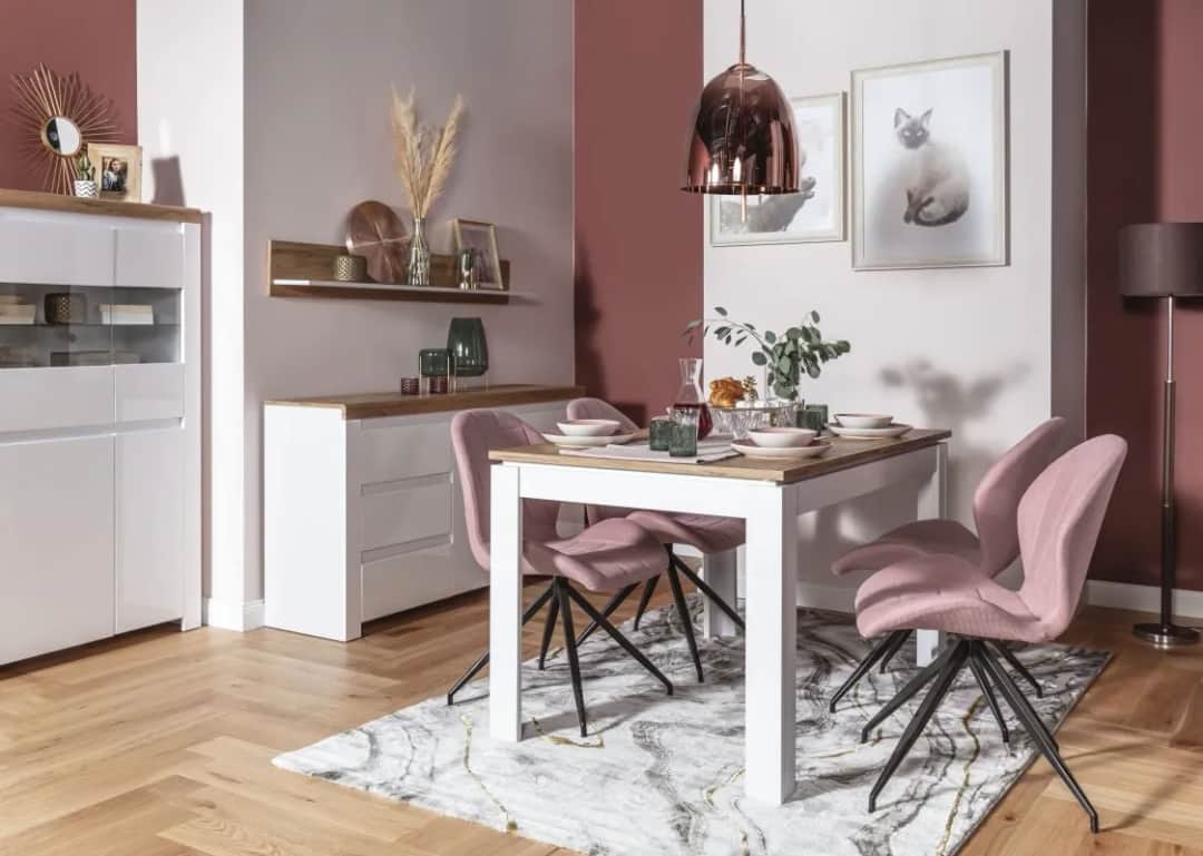 Ile miejsca zajmuje okrągły stół z krzesłami? Sprawdź, co musisz wiedzieć